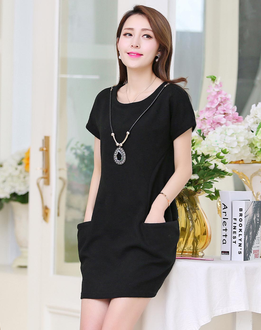 女黑色圆领大口袋短袖连衣裙(配项链)