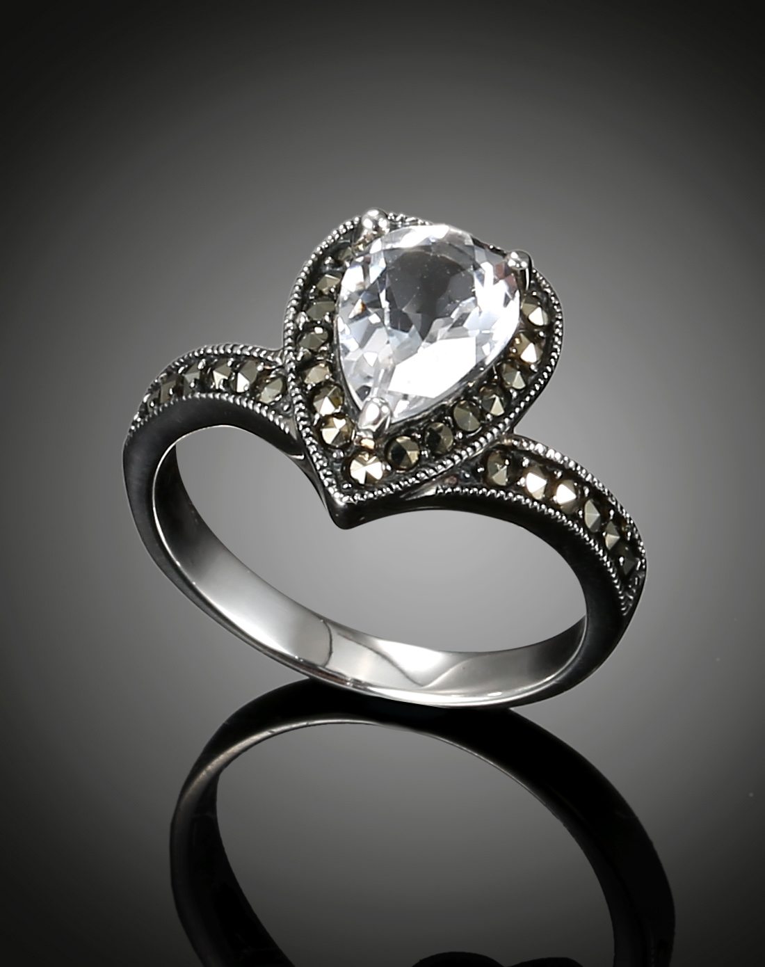 "王者归来"复古白色水晶戒指