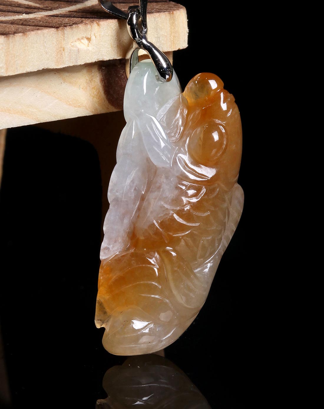 翡翠俏色福鱼吊坠