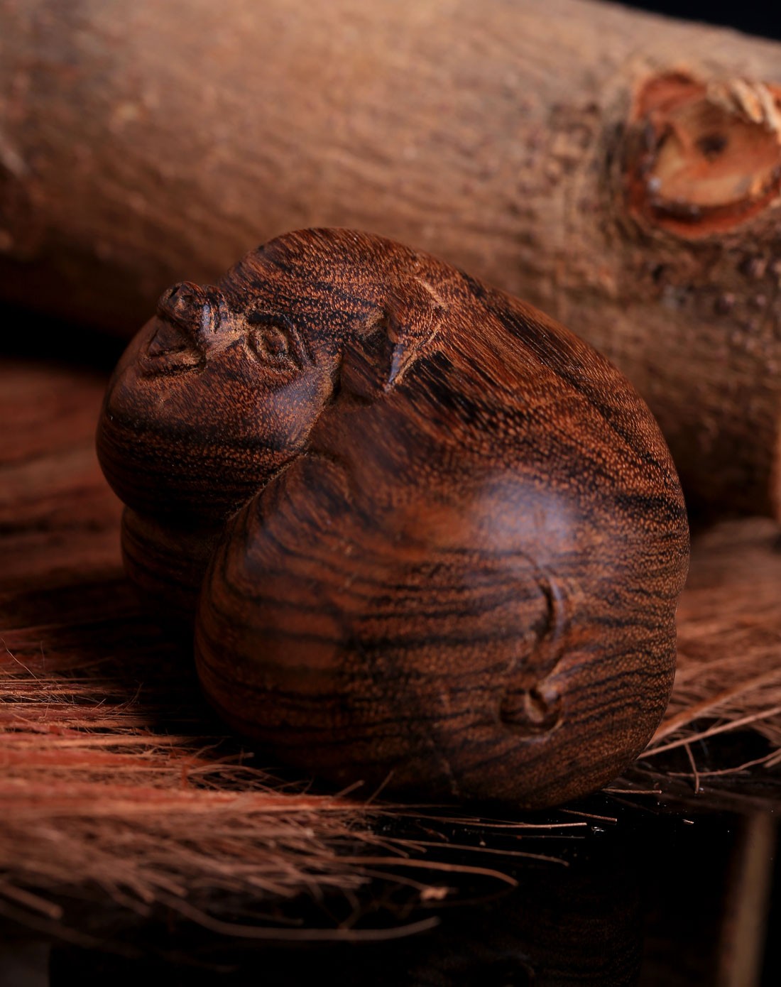 猪报平安花奇楠摆件