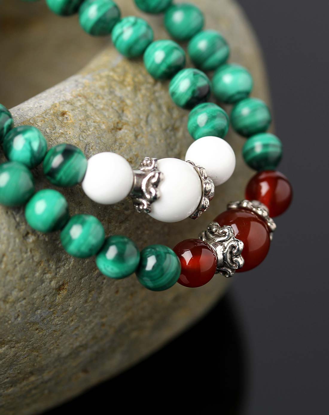 绿肥红瘦3a级孔雀石玛瑙绕手三圈附证书