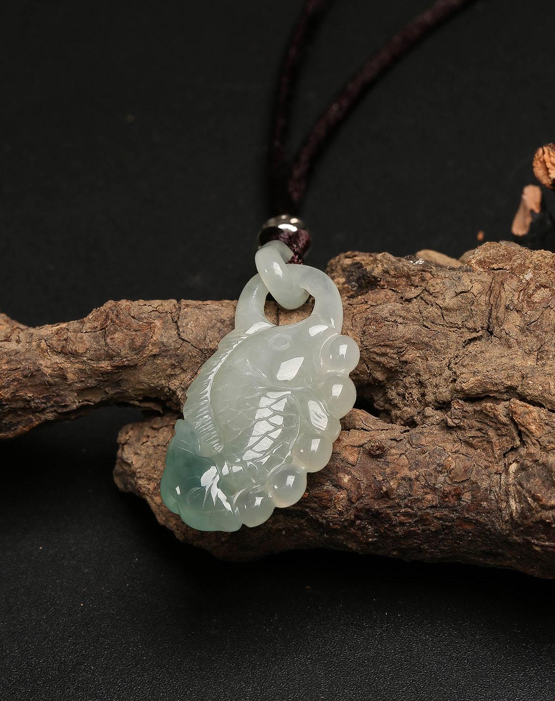 冰种双彩小鲤鱼翡翠a货吊坠(附权威证书)