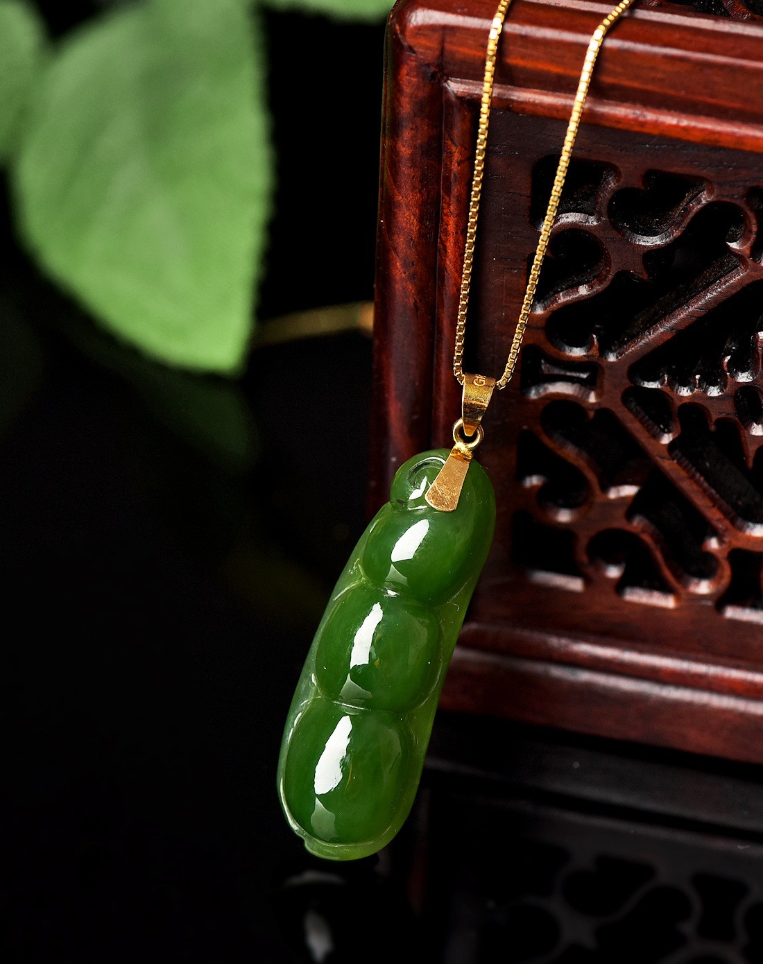 18k金镶天然和田碧玉四季平安豆吊坠(附权威证书)