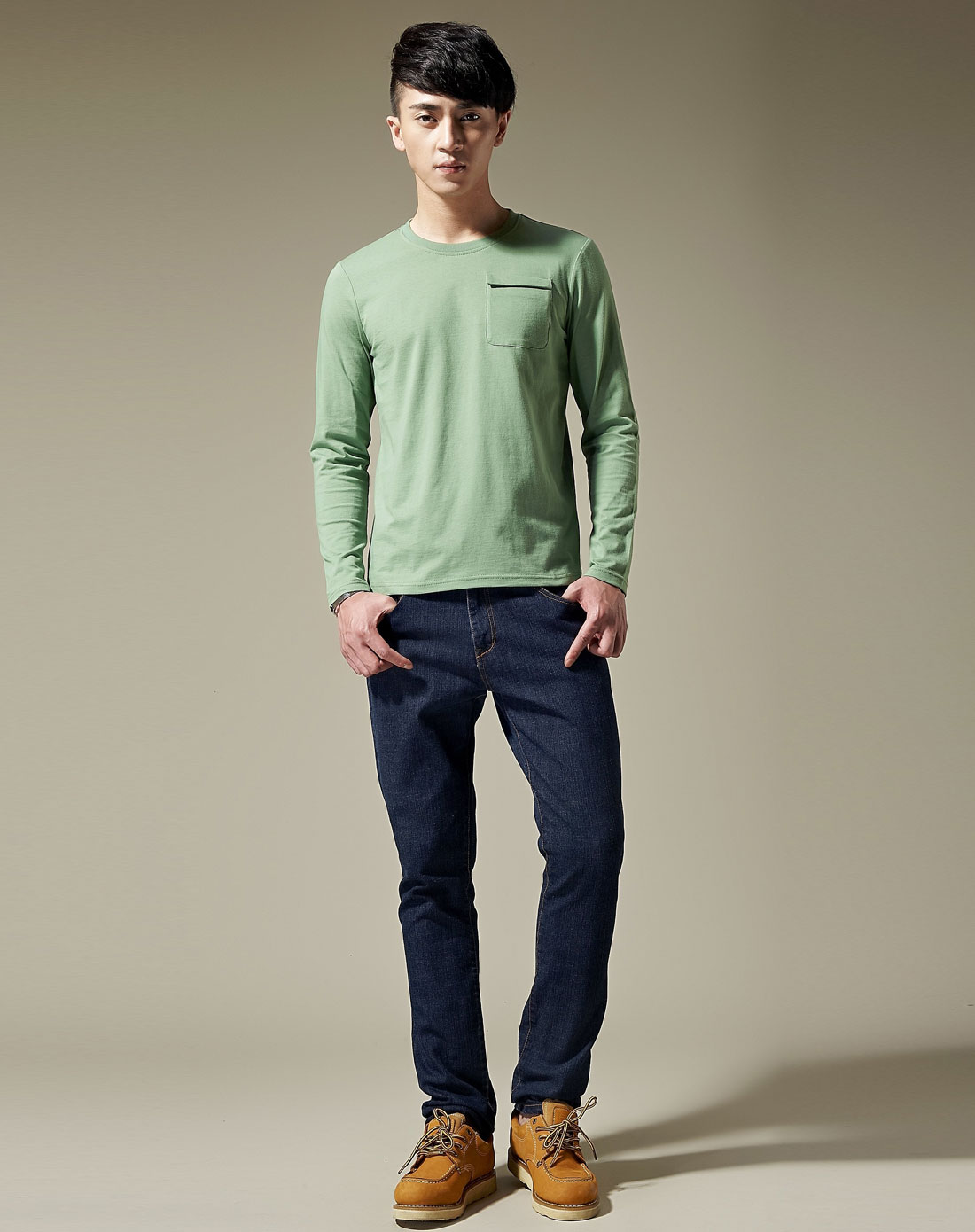 灰绿色圆领贴袋休闲长袖t恤