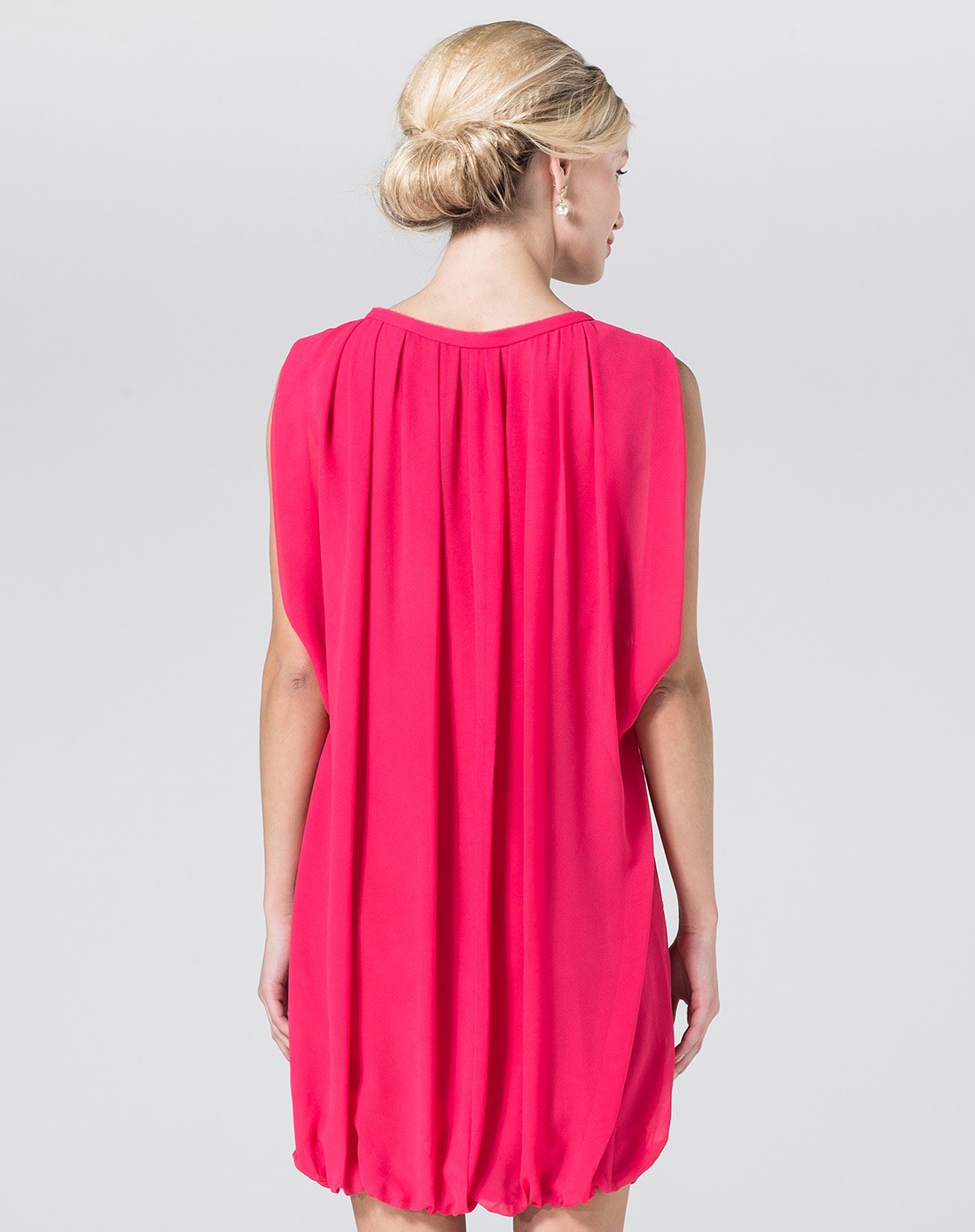 深桃红色时尚绣花无袖连衣裙