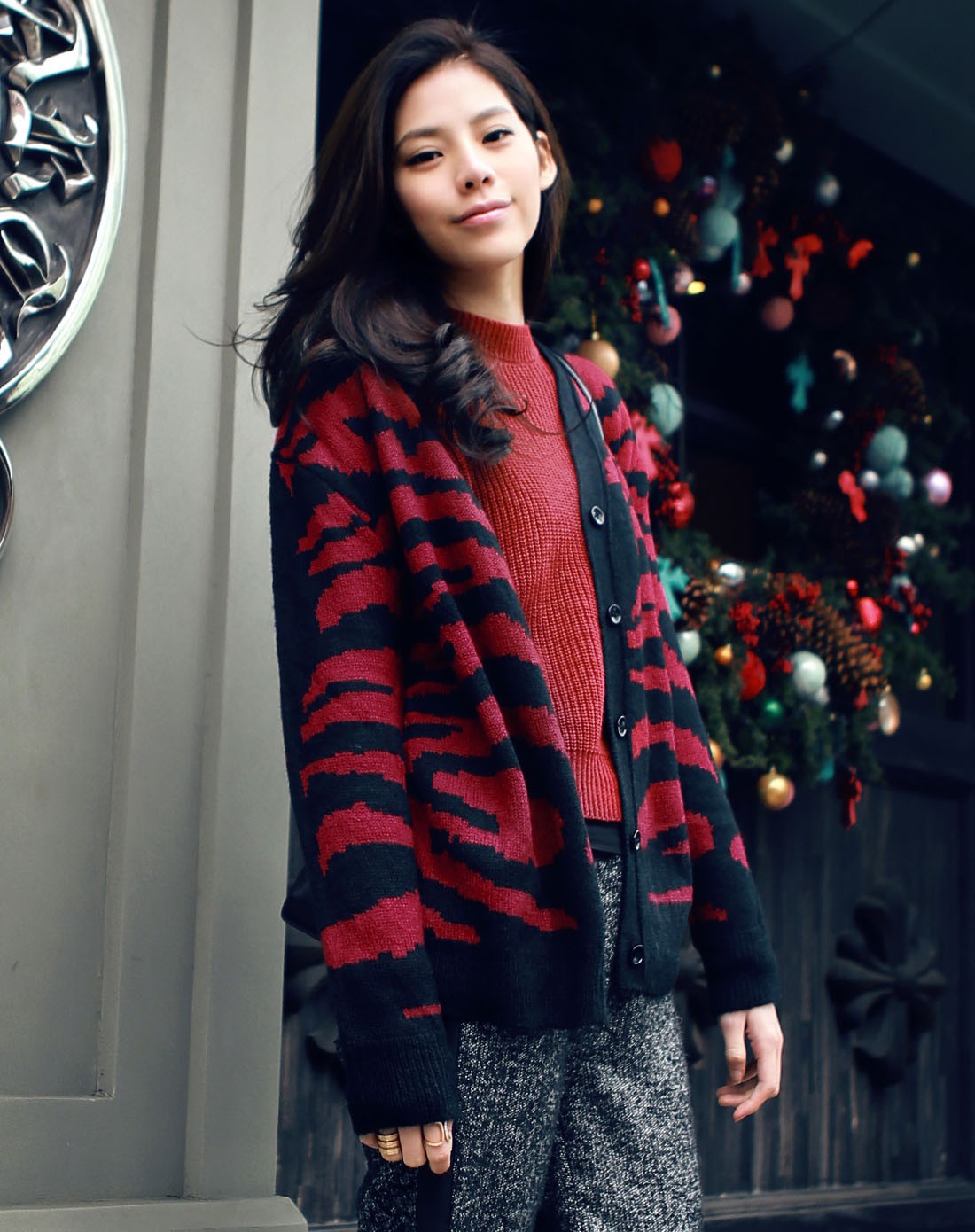 红黑斑马纹v领开襟针织毛衣