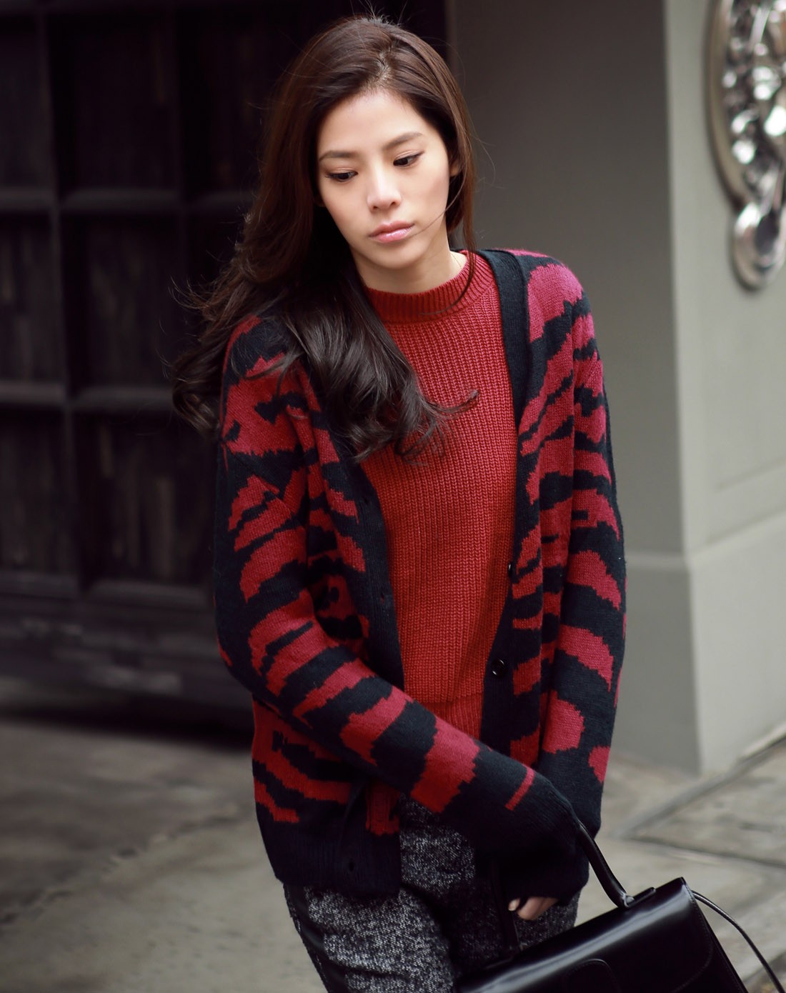 红黑斑马纹v领开襟针织毛衣