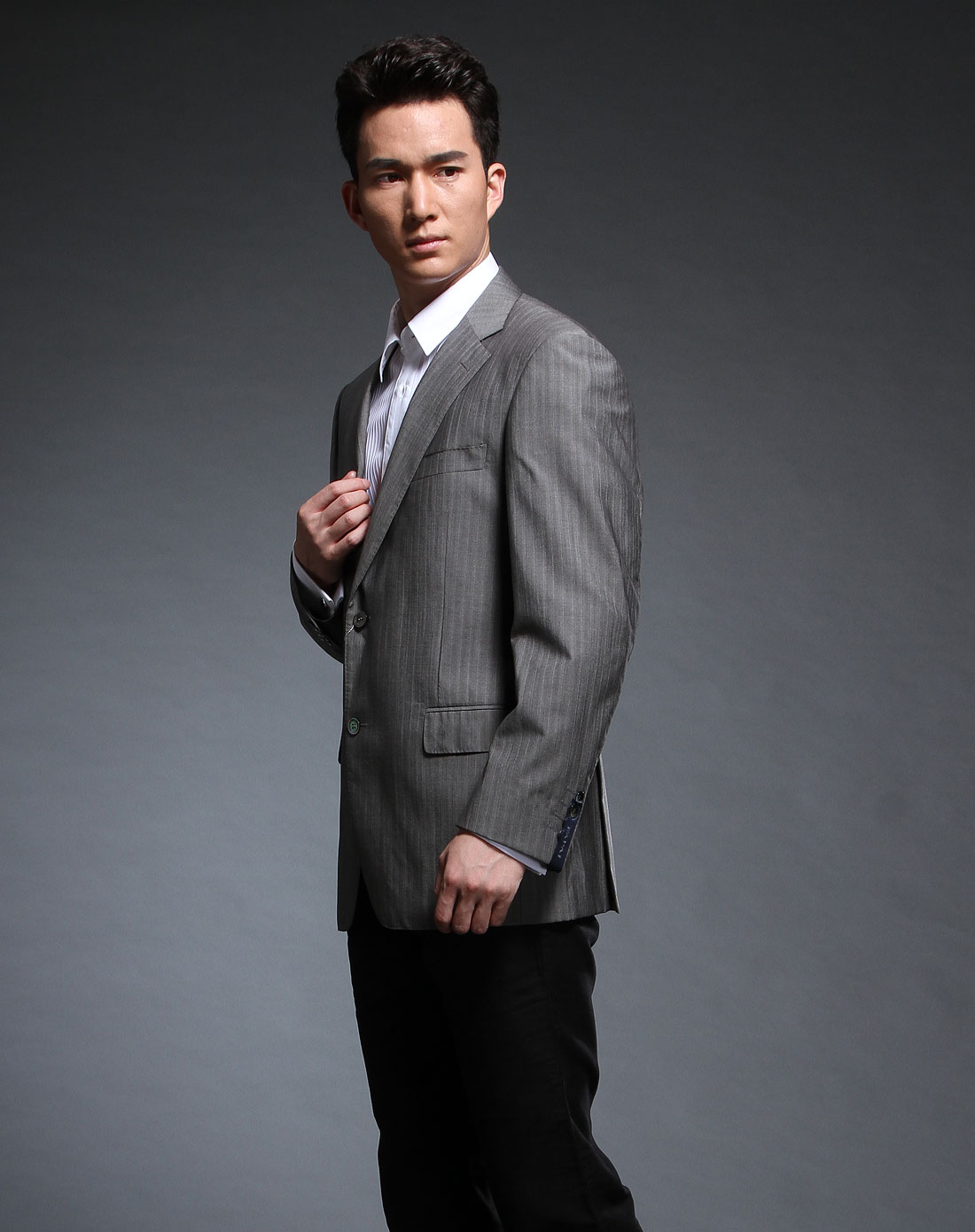 灰色条纹长袖西装