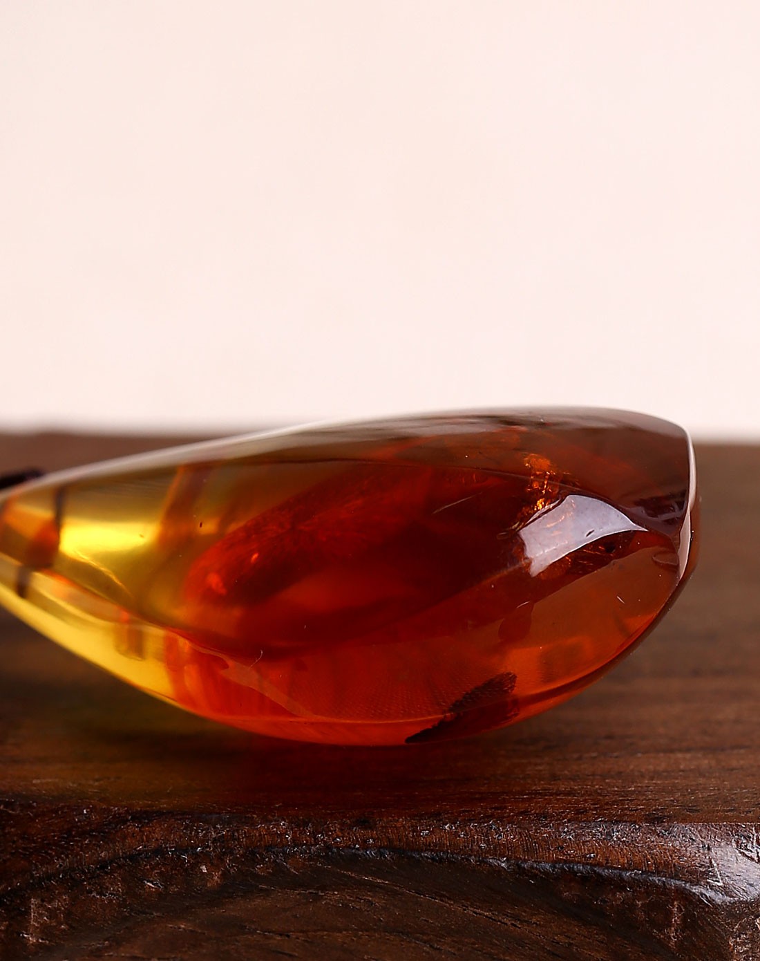 【独家】翩翩飞舞红花花珀吊坠附证书