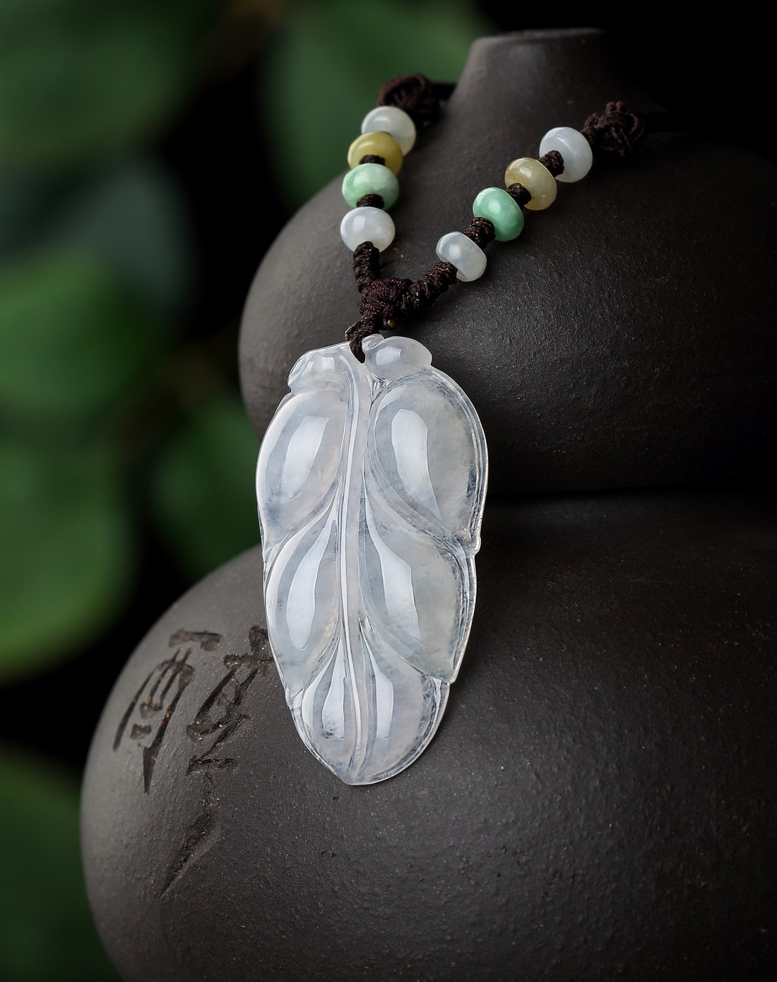 玻璃种晶莹剔透金枝玉叶天然a货翡翠吊坠(附权威鉴定证书)