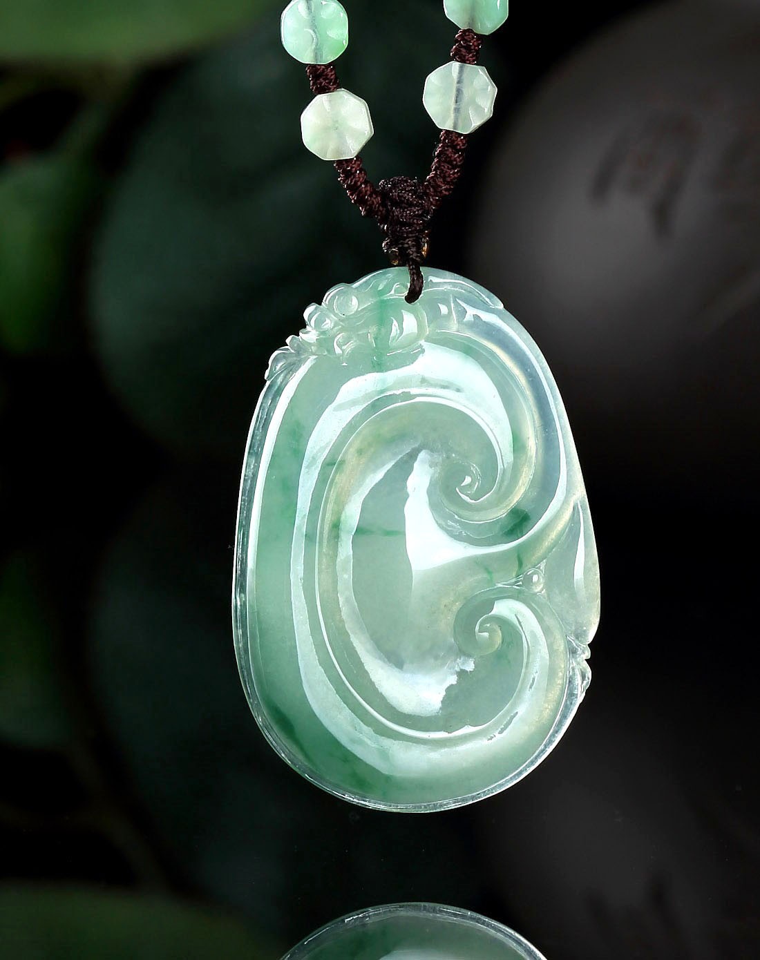 冰种飘绿起荧光饱满如意相随天然a货翡翠吊坠(附权威鉴定证书)