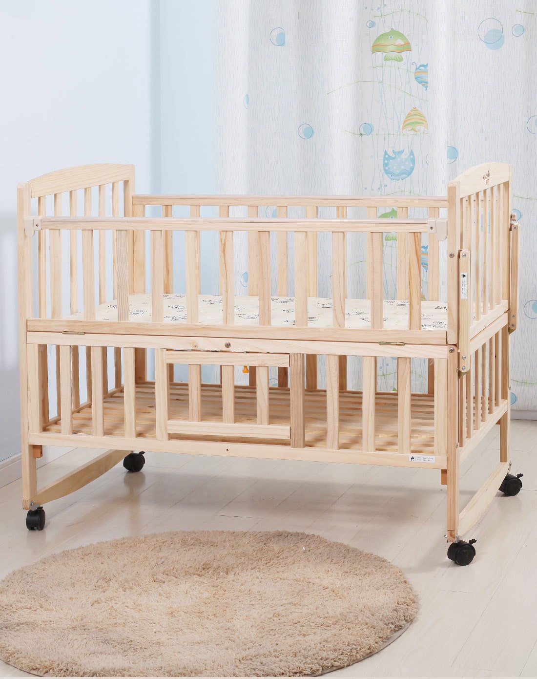 康威摇摆器双层实木婴儿床104*58(送床垫,床品,宫廷式蚊帐)