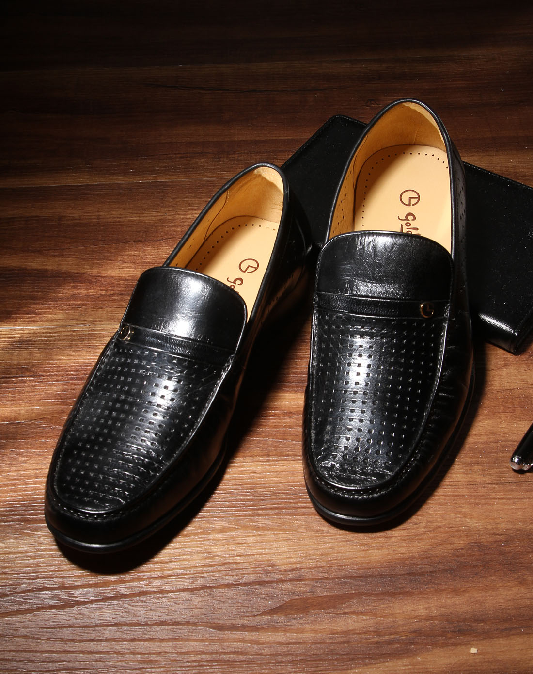 黑色全打光山羊冲孔商务皮鞋