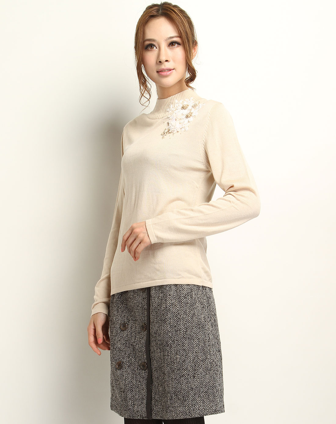 杏色绣花时尚长袖毛衣