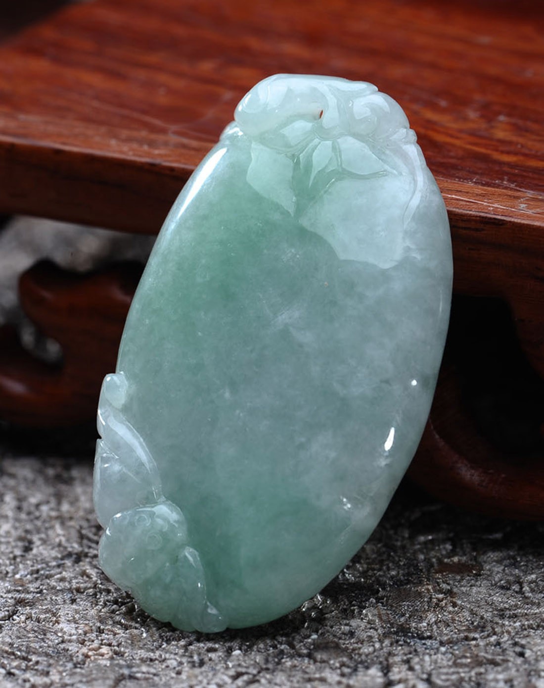 细豆种白底青浅绿飘阳绿福牌天然a货翡翠吊坠(附国家级鉴定证书)