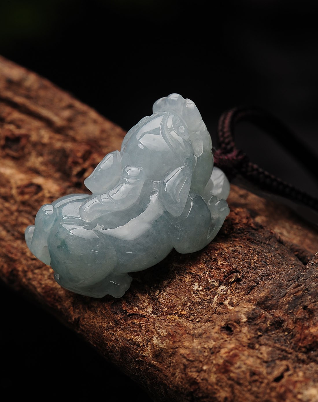 冰种起胶浅绿色貔貅天然a货翡翠吊坠(附国家级鉴定证书)