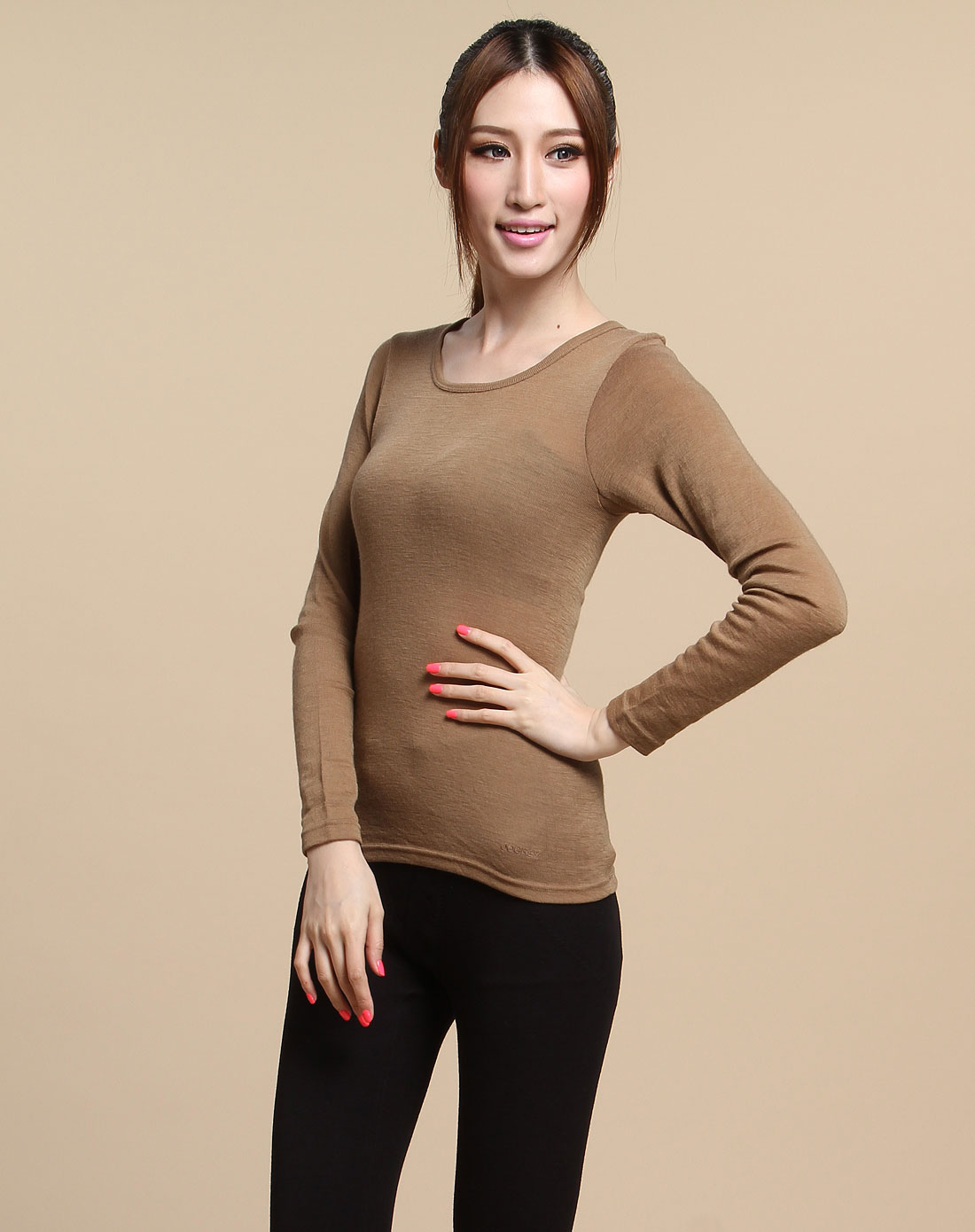 女款卡其色圆领长袖内衣上衣