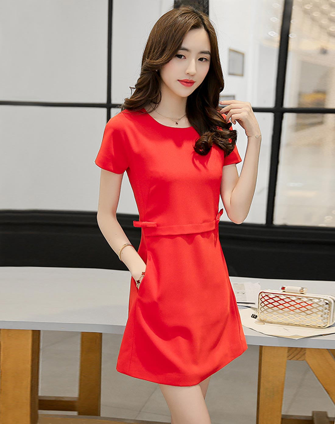 > 女红色纯色圆领收腰短袖连衣裙