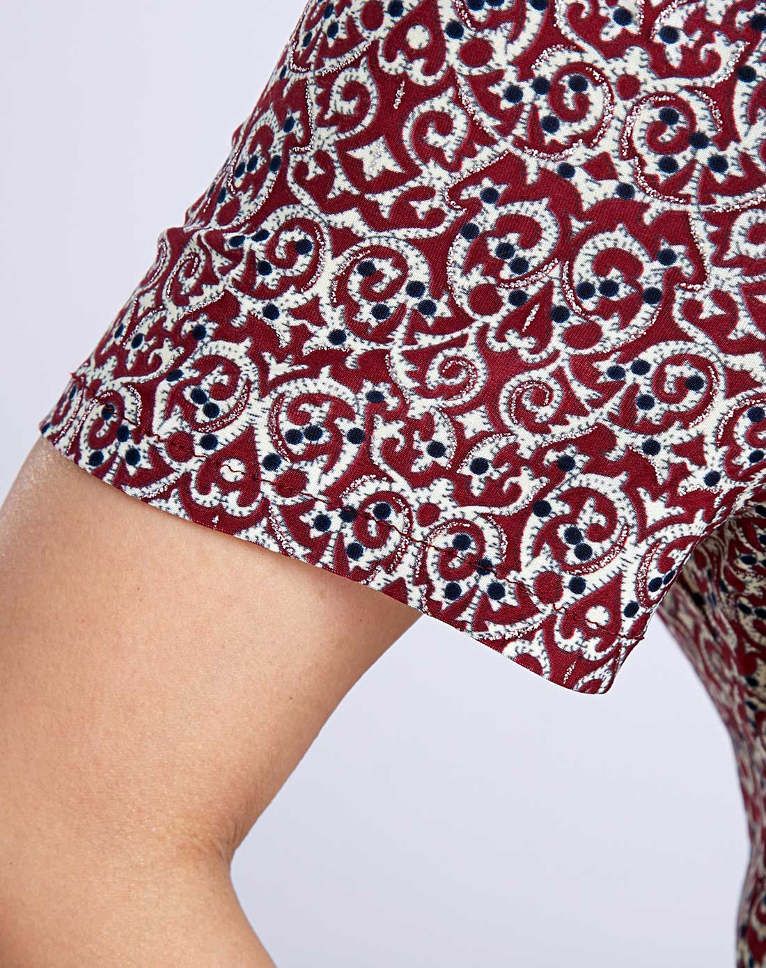 红米色花纹圆领短袖衬衣