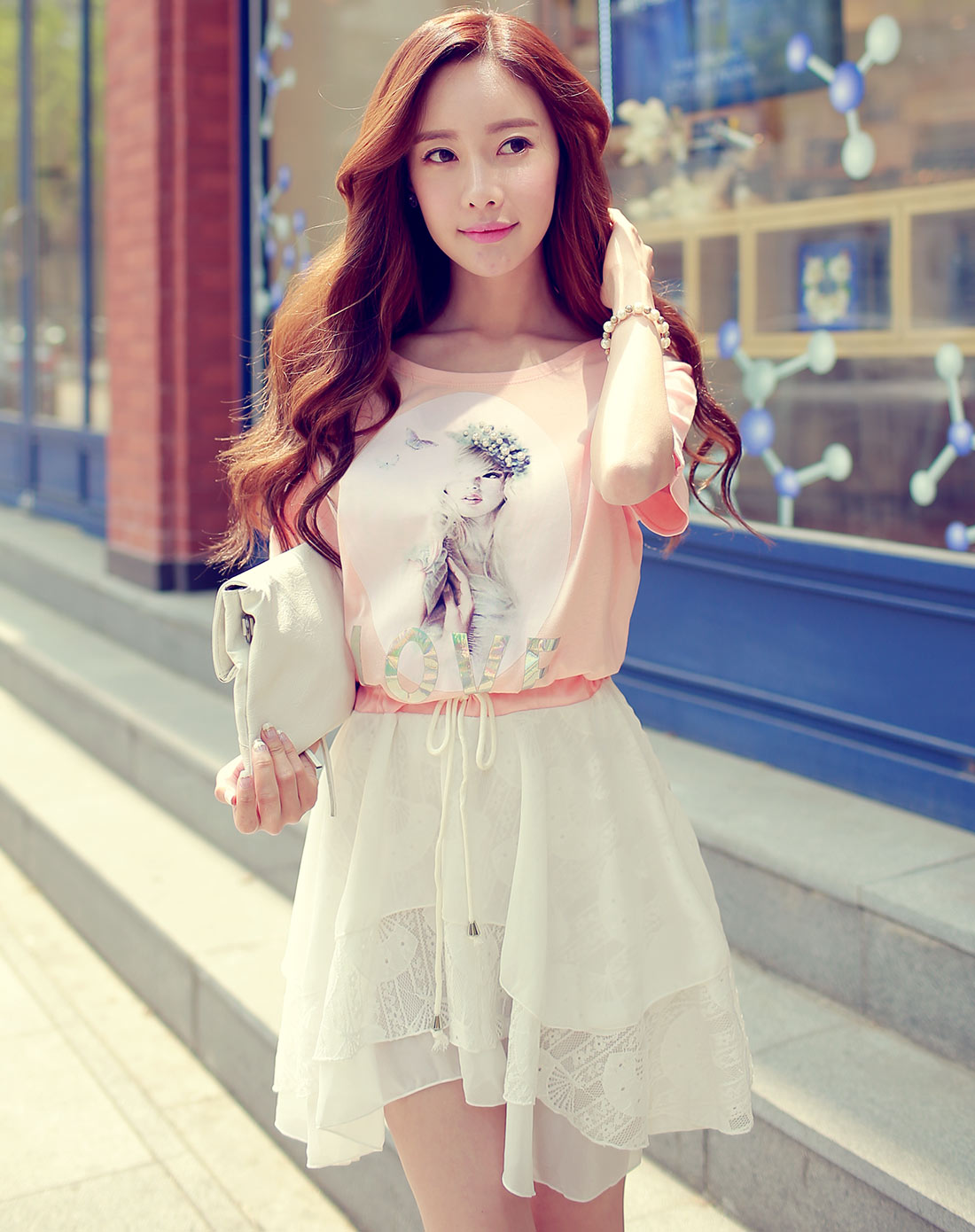 嫩粉色拼色镶珍珠美女图案短袖连衣裙