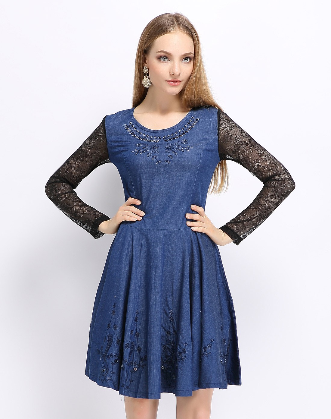 蓝色蕾丝性感连衣裙