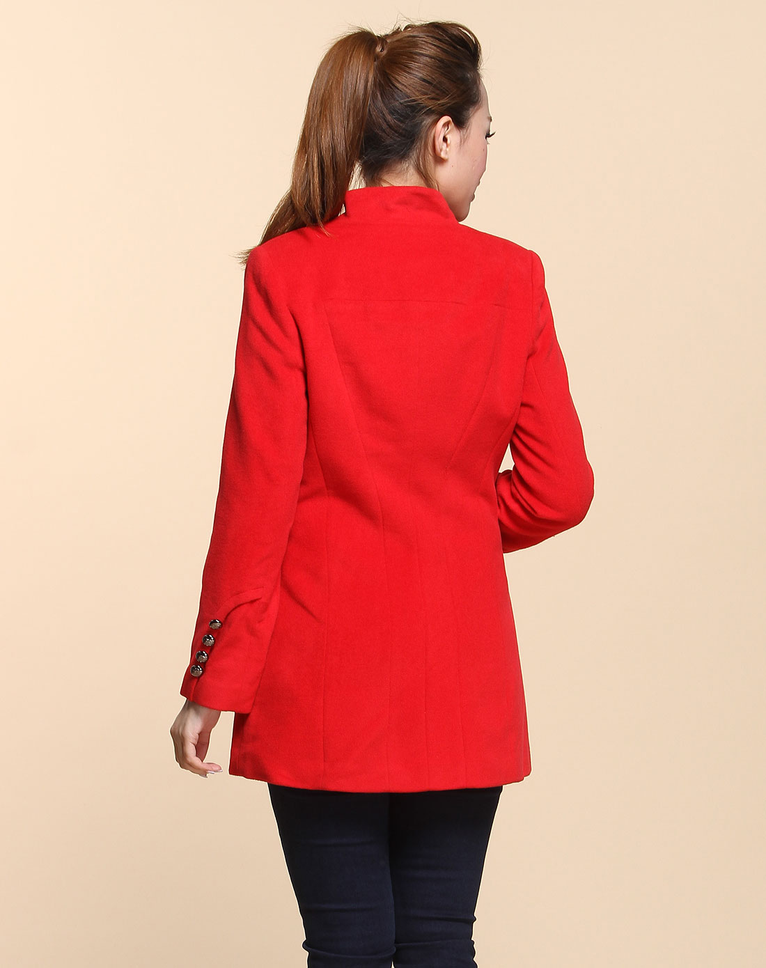 大红色时尚纽扣装饰长袖大衣