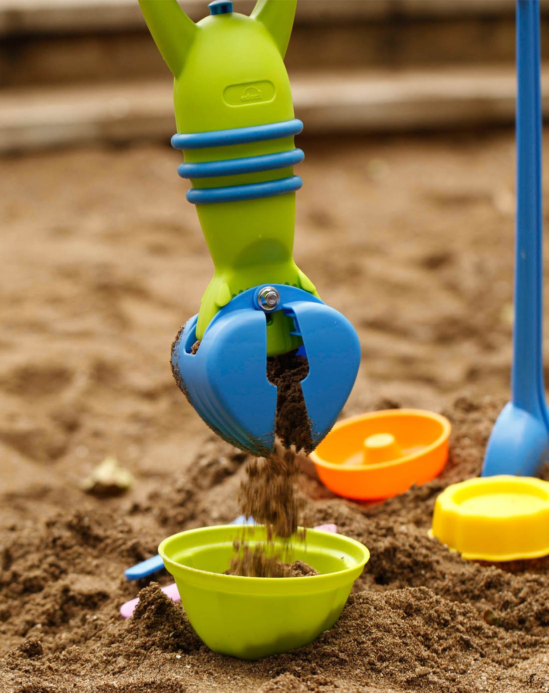 德国hape2岁 玩沙挖沙玩具绿色抓沙斗e4008