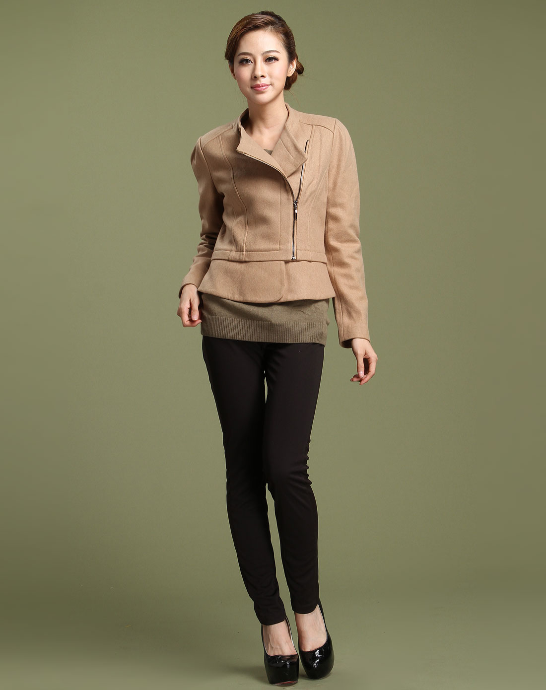 深米色时尚斜拉链长袖外套