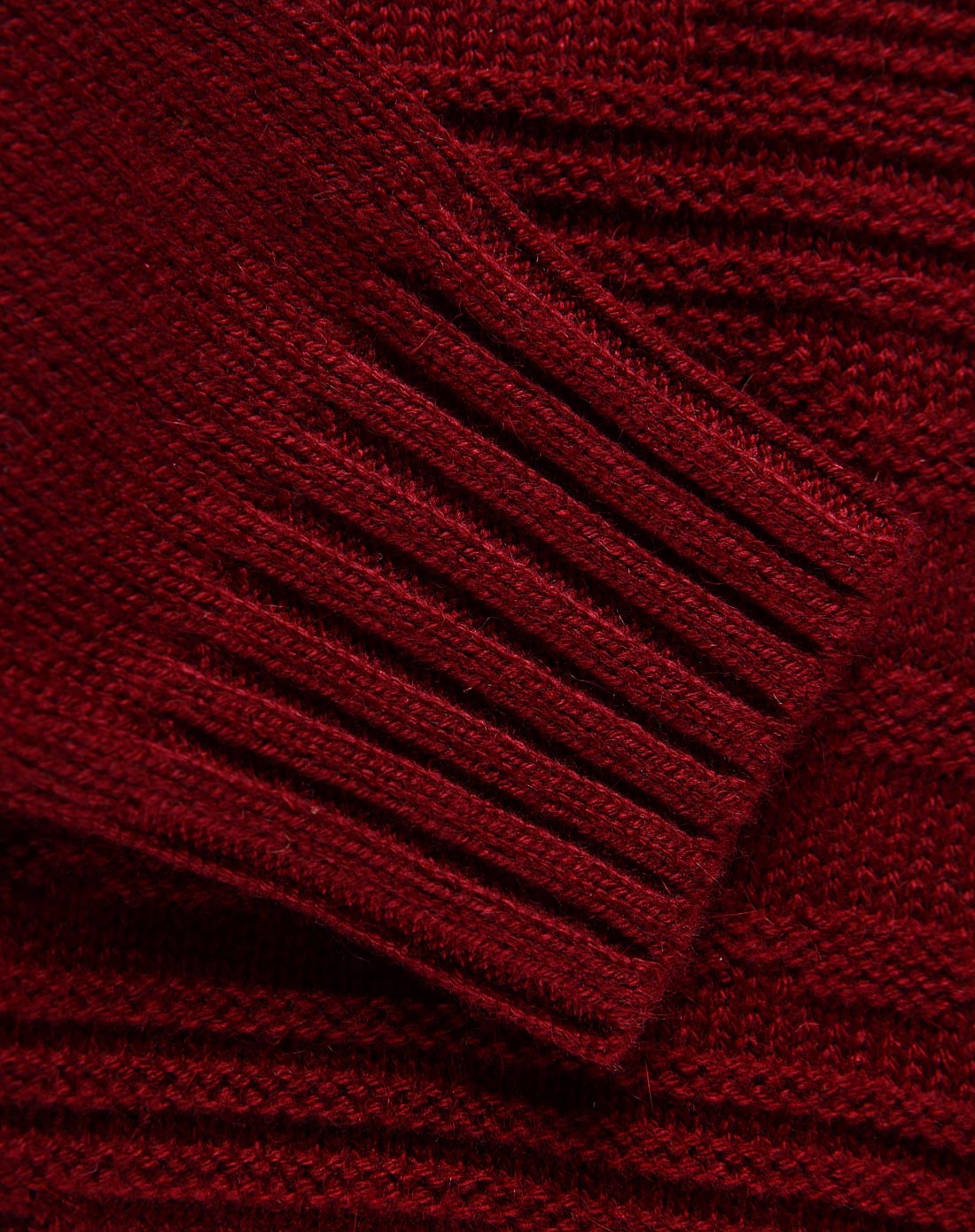 男童枣红色毛衣