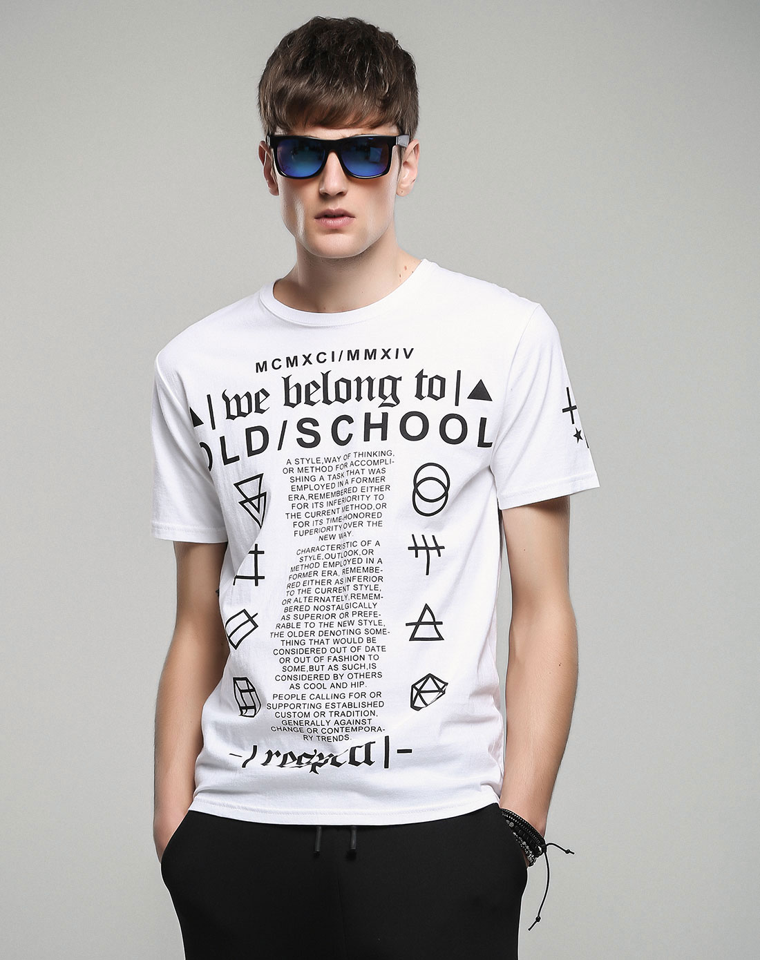 白色字母几何图案短袖t恤