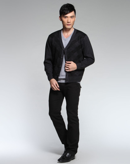 男款黑灰色针织衫