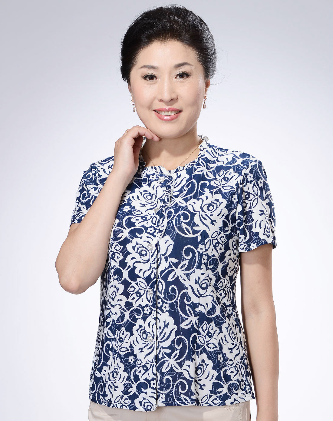 蓝底白花小碎花木耳边领短袖衬衫