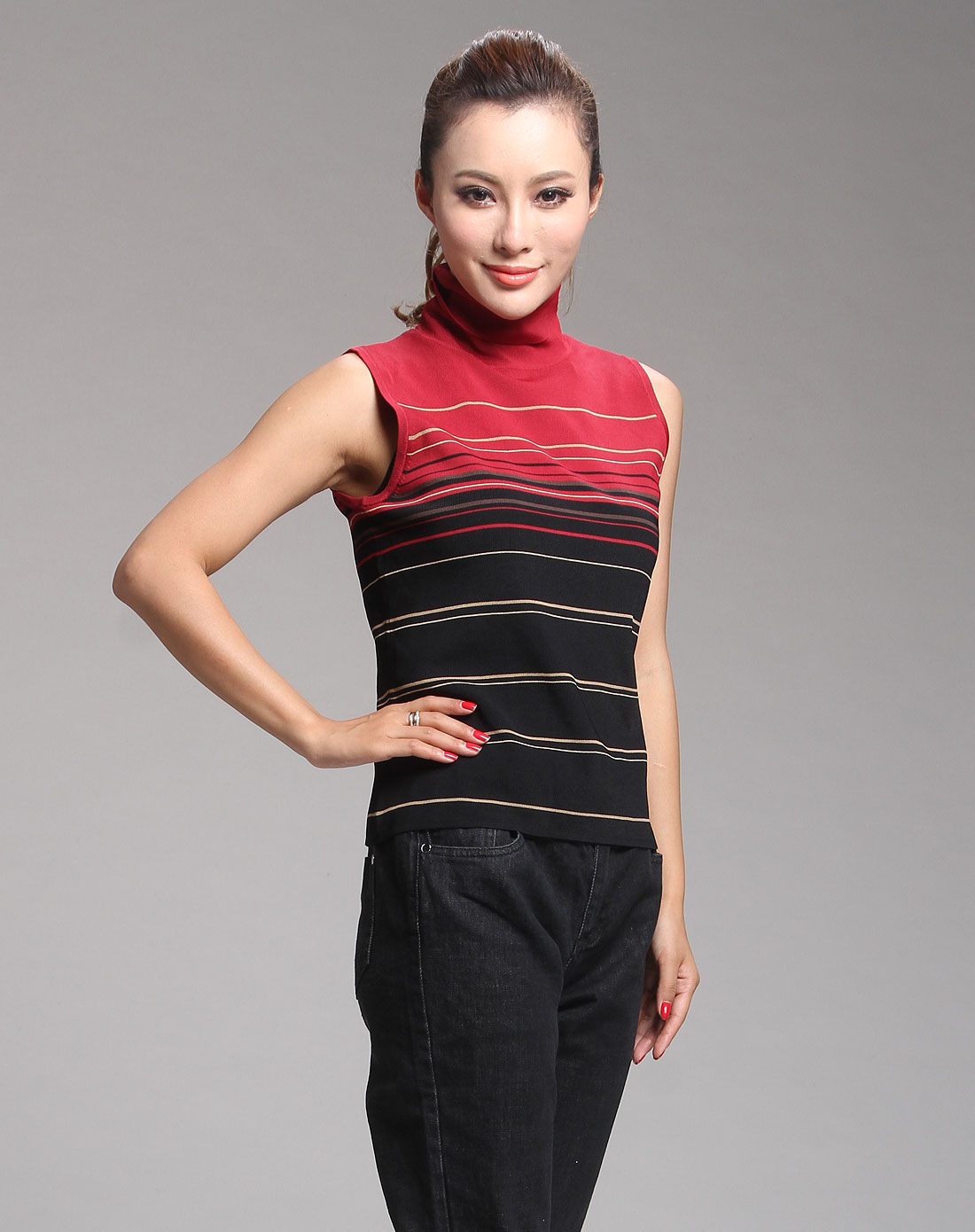 深灰色高领条纹无袖毛衣