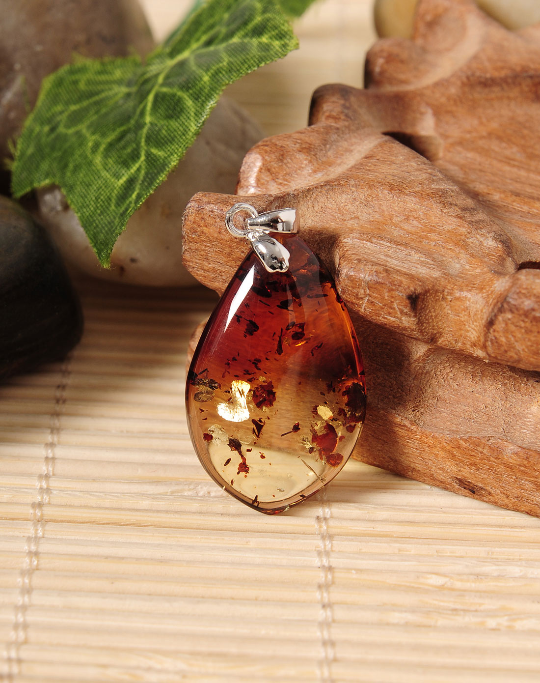 天女散花天然琥珀红花珀水滴吊坠(附珠宝鉴定证书)