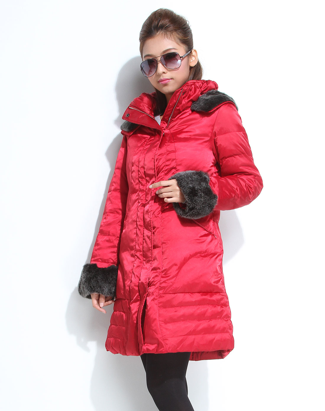 红色长袖长款连帽羽绒服