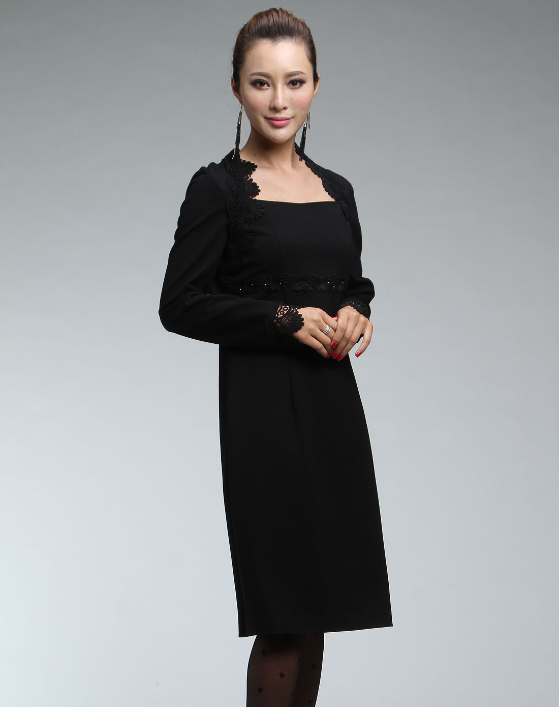应大yingdak女装专场-黑色时尚绣花长袖连衣裙