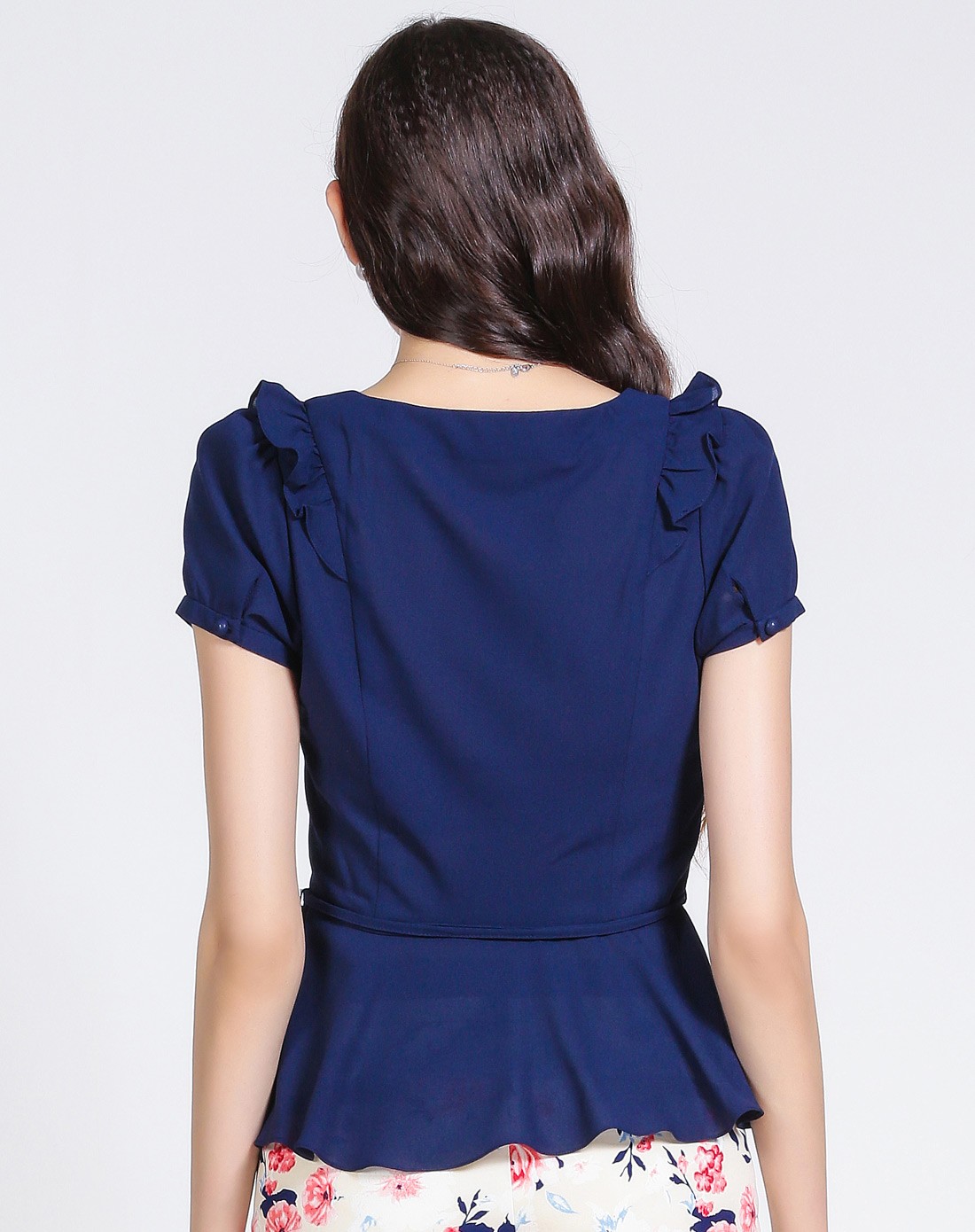 深蓝色简洁休闲短袖上衣