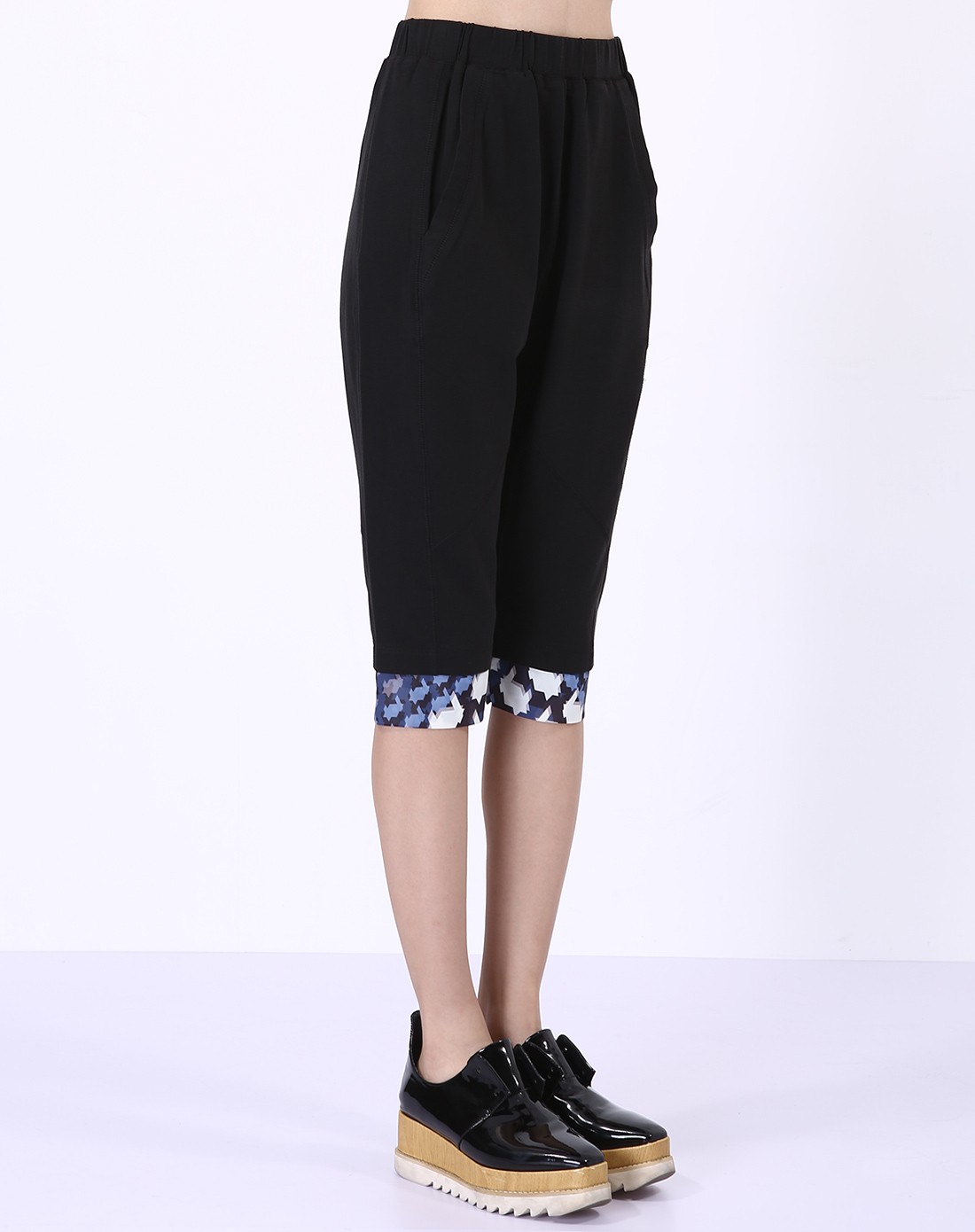 黑色收腿大档花边休闲裤
