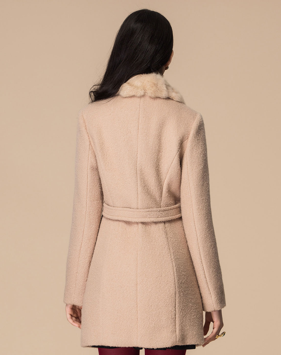 深米色时尚毛领长袖长大衣