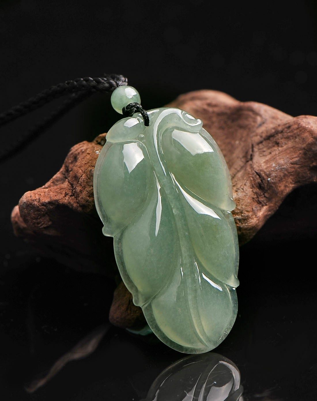 天然翡翠a货冰糯油青玉叶子挂件(附证书)
