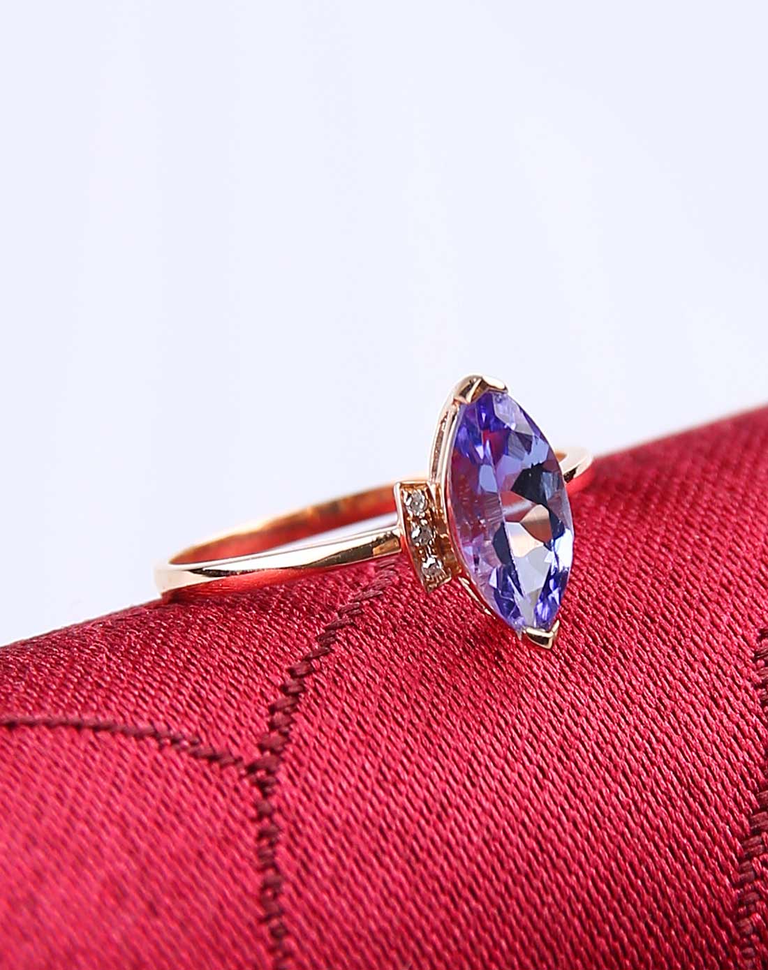 伊戴娇yidaijiao珠宝专场18k金镶嵌天然极品坦桑石马眼戒指(国家权威