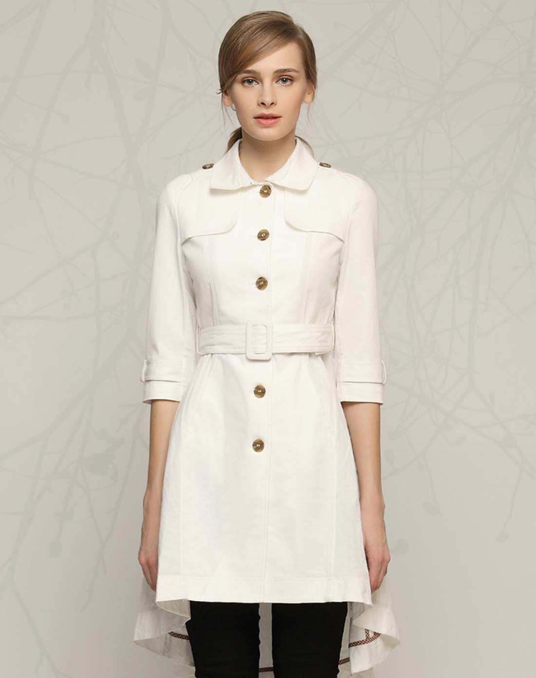 女白色风衣