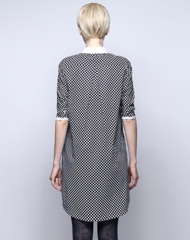 女黑白点连衣裙