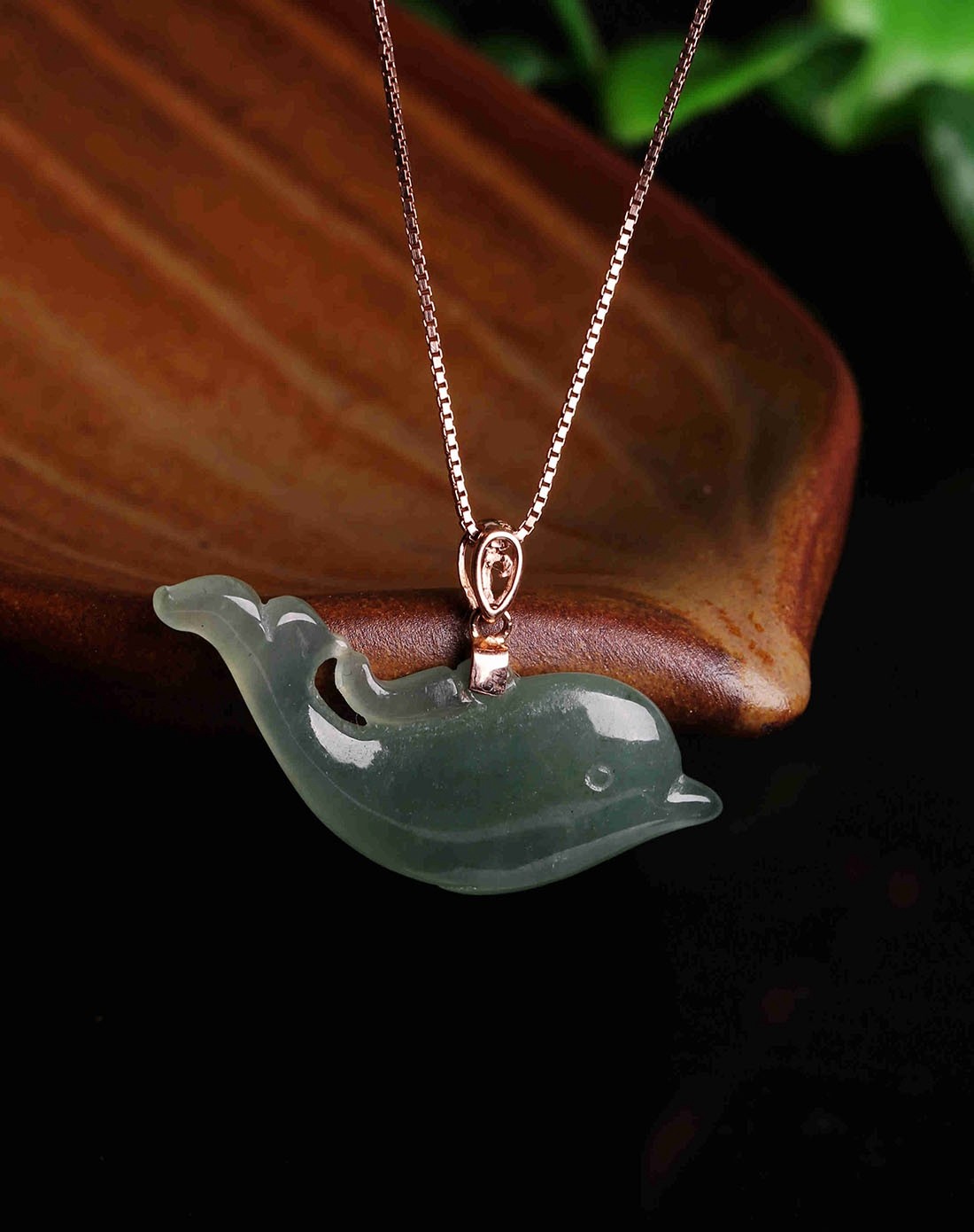 18k金冰糯水润小海豚a货翡翠吊坠(附证书)