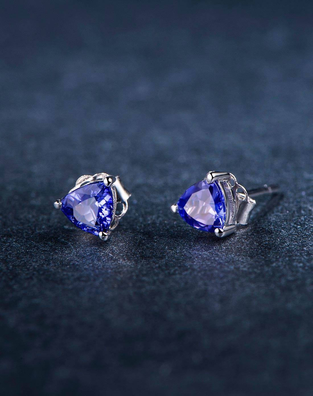 18k白金坦桑石耳钉