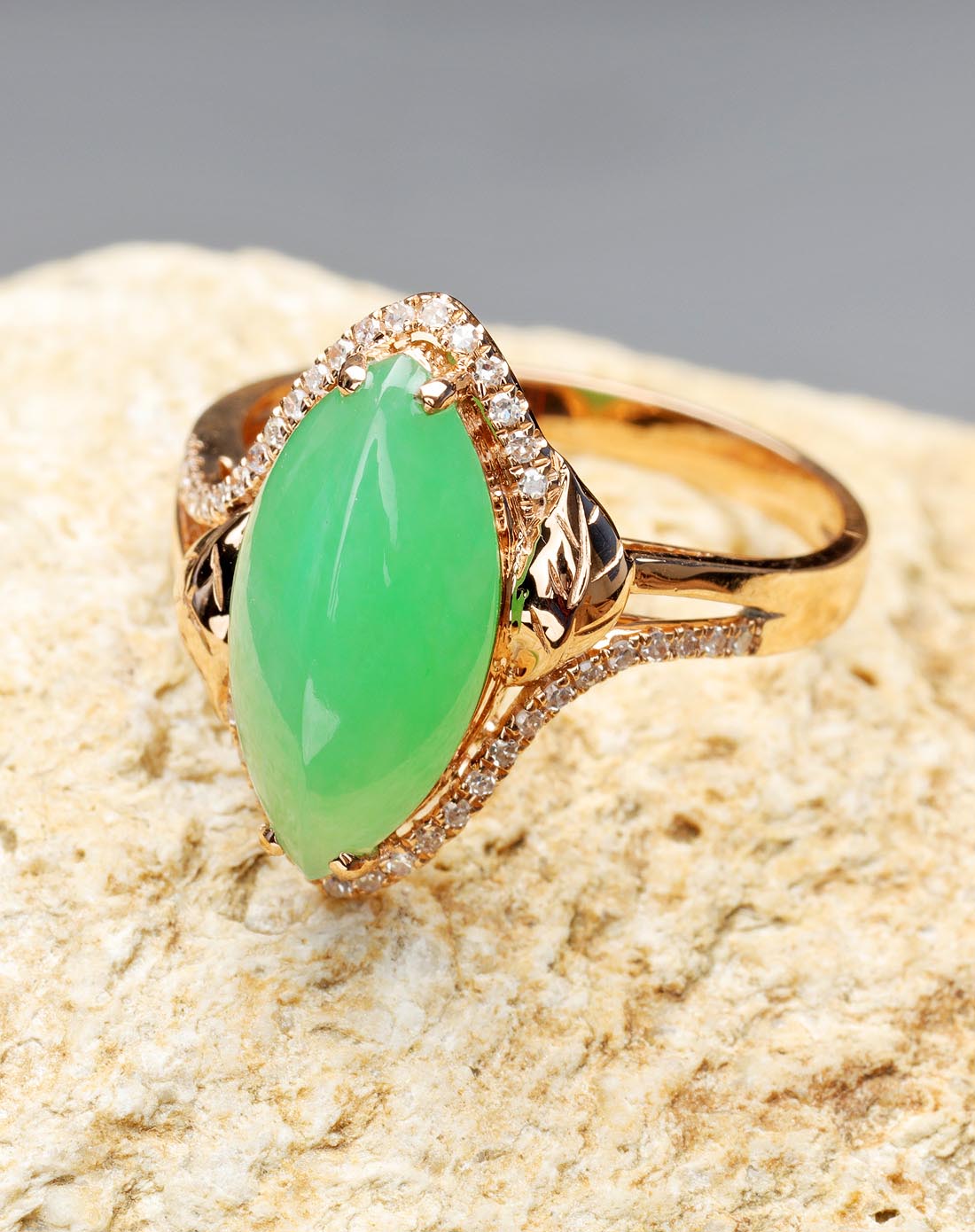 17#18k金镶冰种阳绿色辣完美随形天然a货翡翠戒指