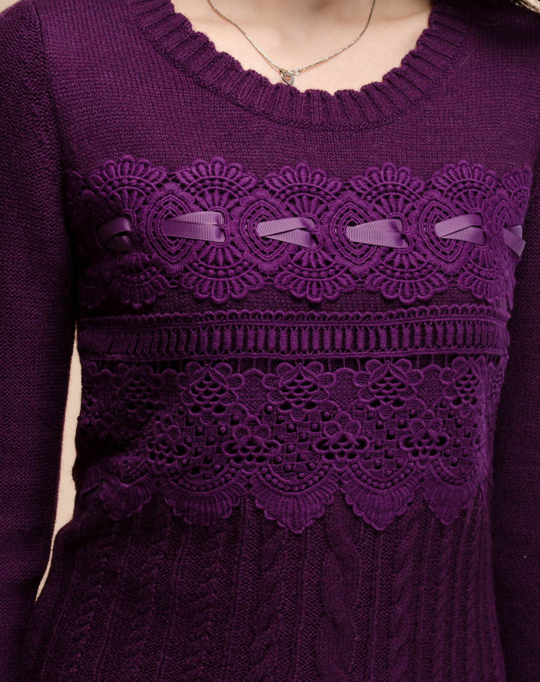 紫色蕾丝提花圆领毛衣