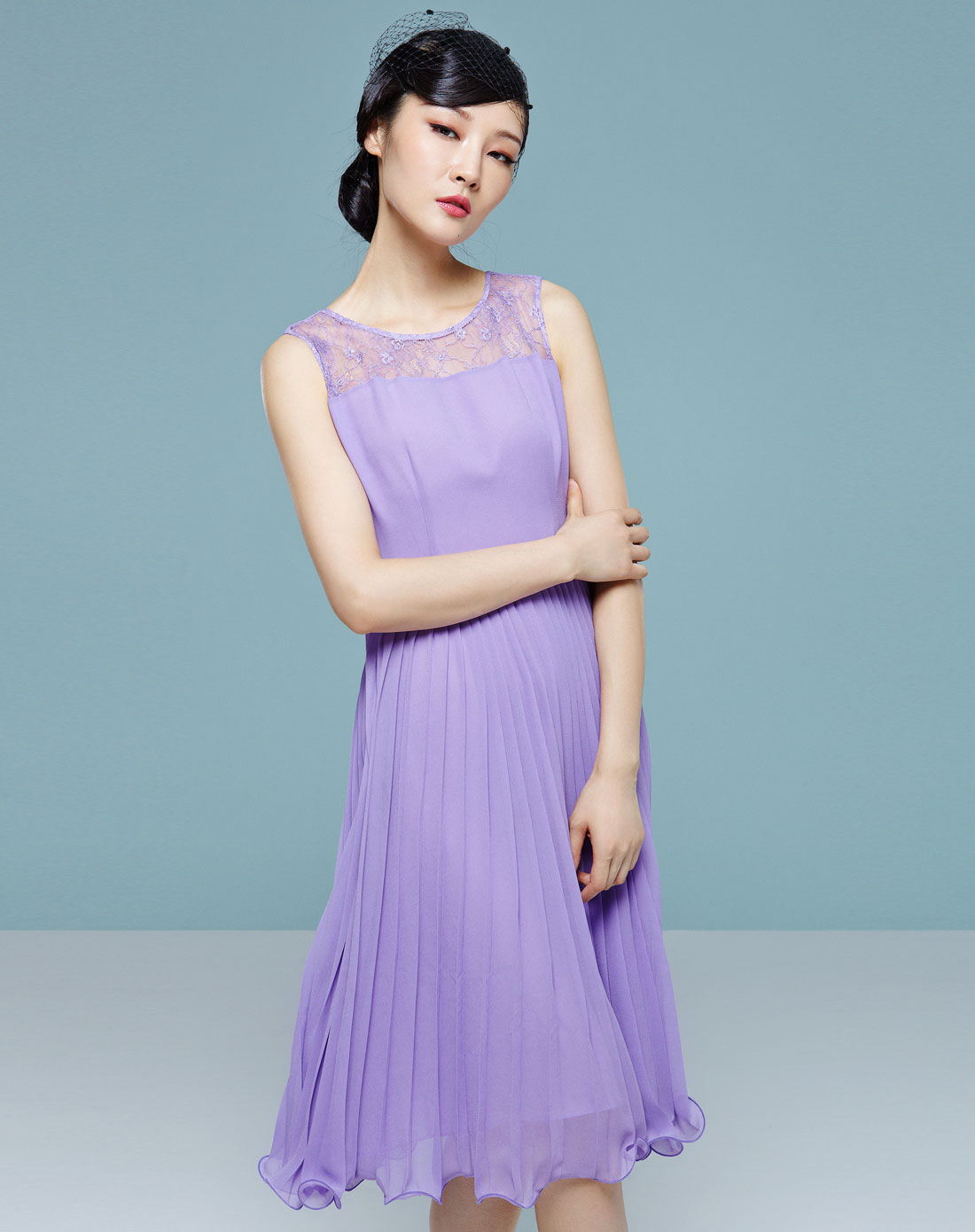 粉紫色蕾丝连衣裙