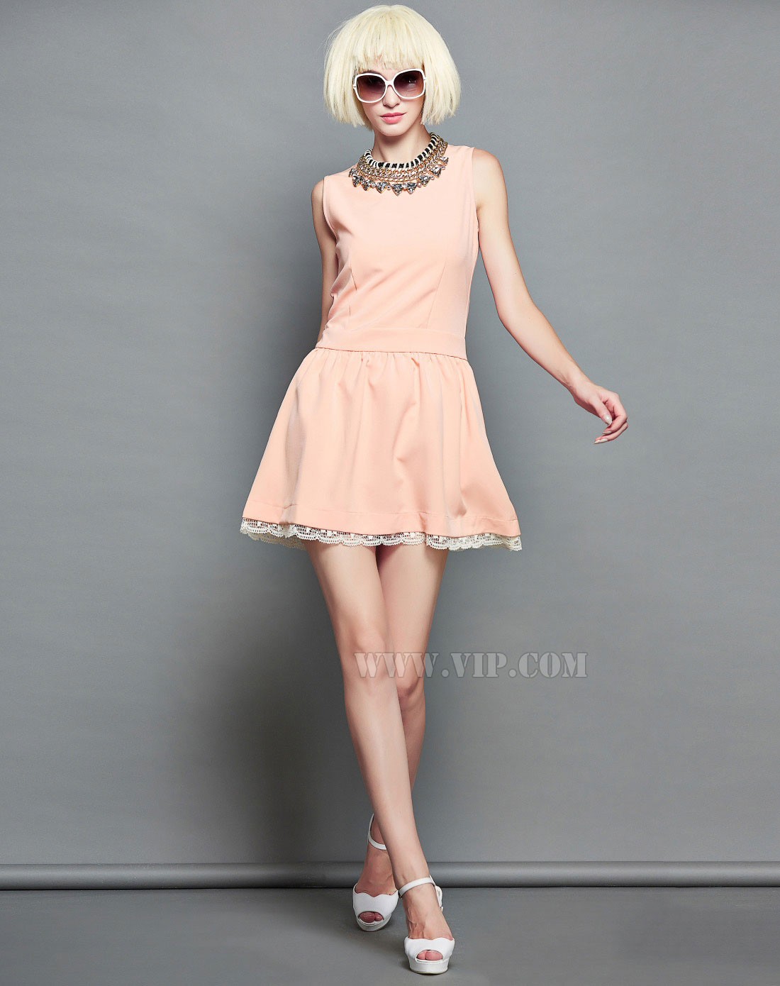 > 粉色气质圆领蕾丝边连衣裙