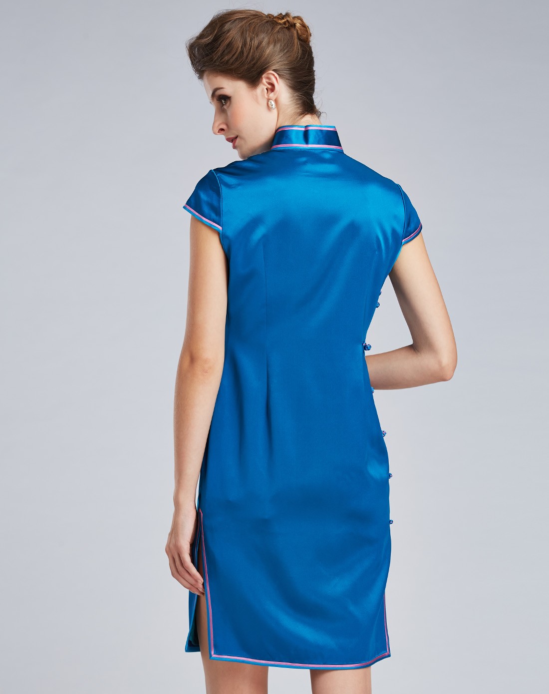 女款孔雀蓝色绣花真丝旗袍